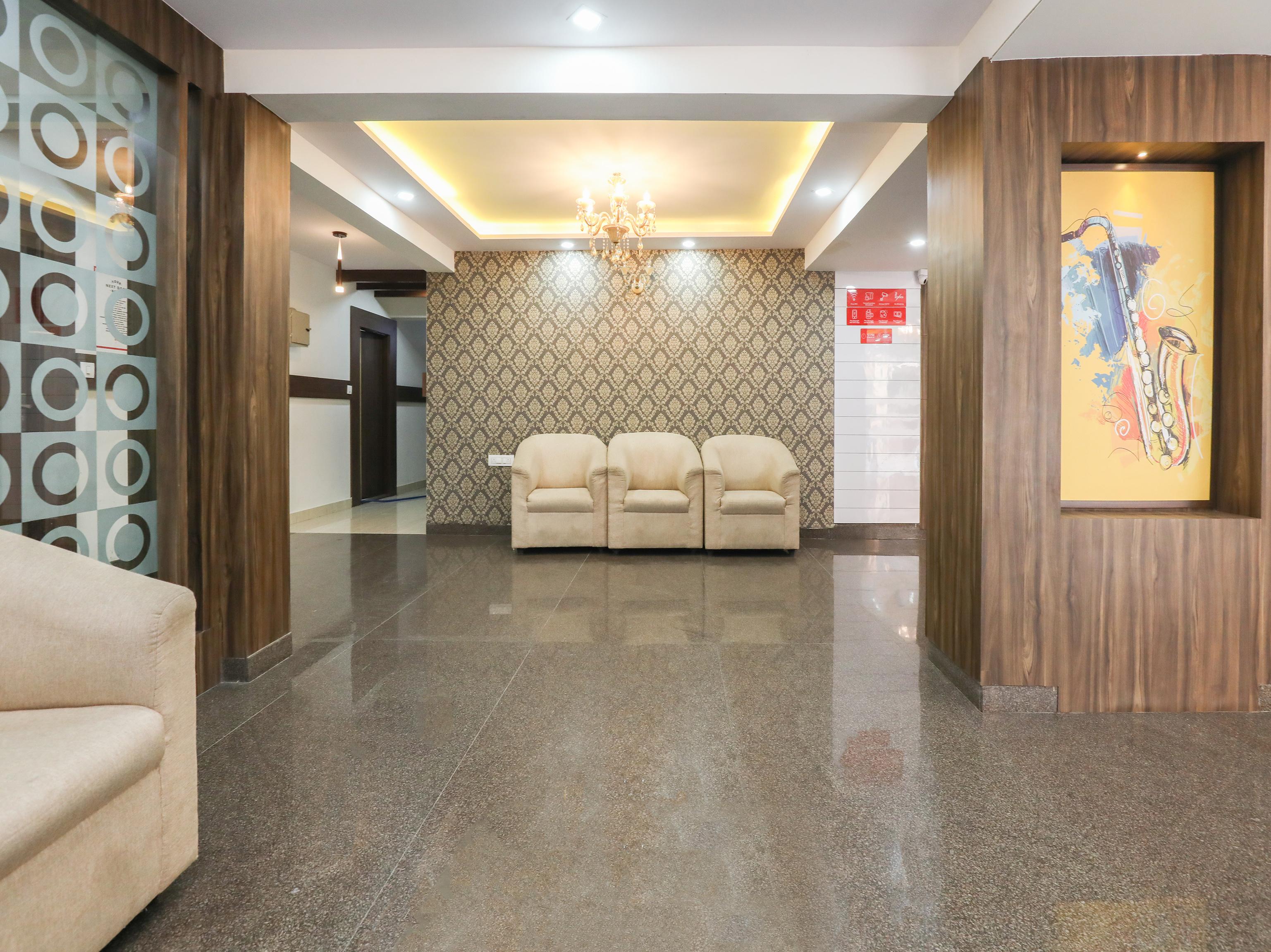 Oyo 12544 Varcity Twin Towers Hotel