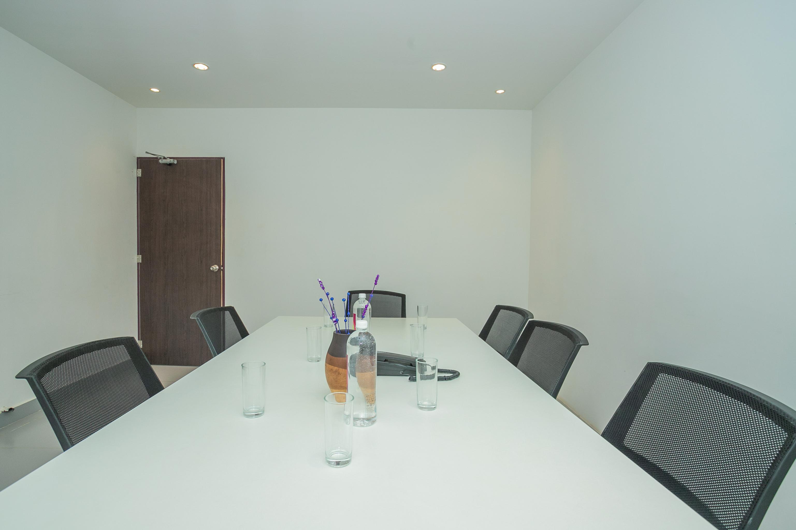 Capital O 36137 Vihaari 24 Business