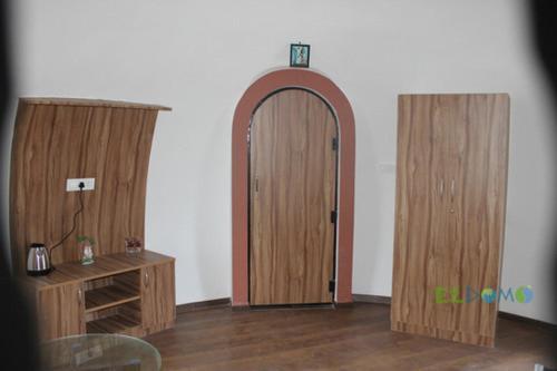 Sarovara Hotel *