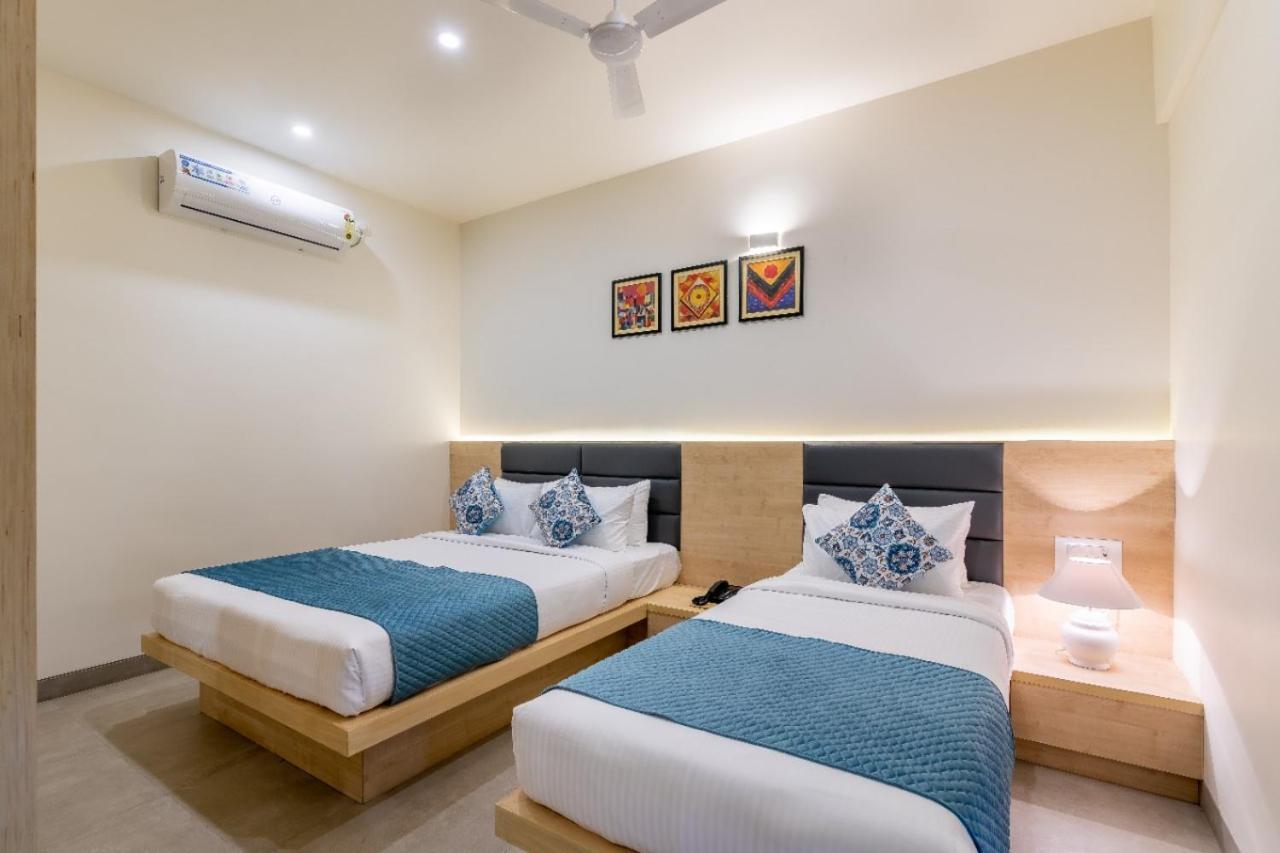 Iris Hotel *