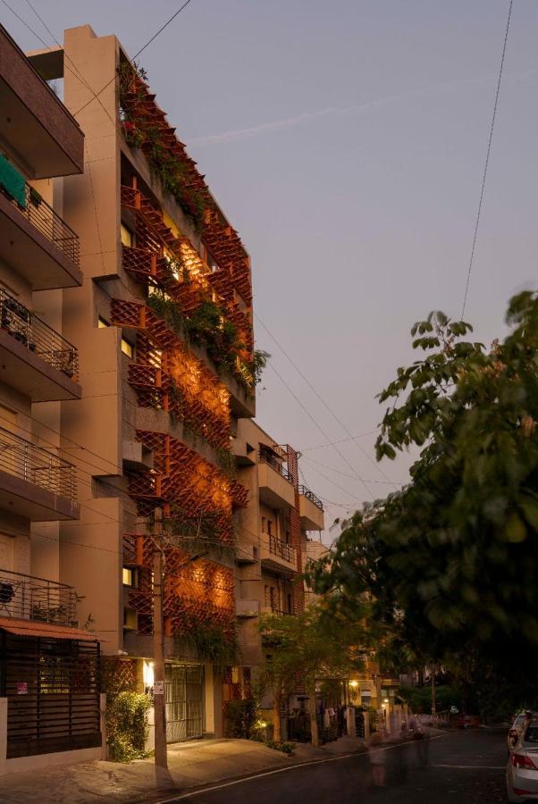 Iris Hotel *