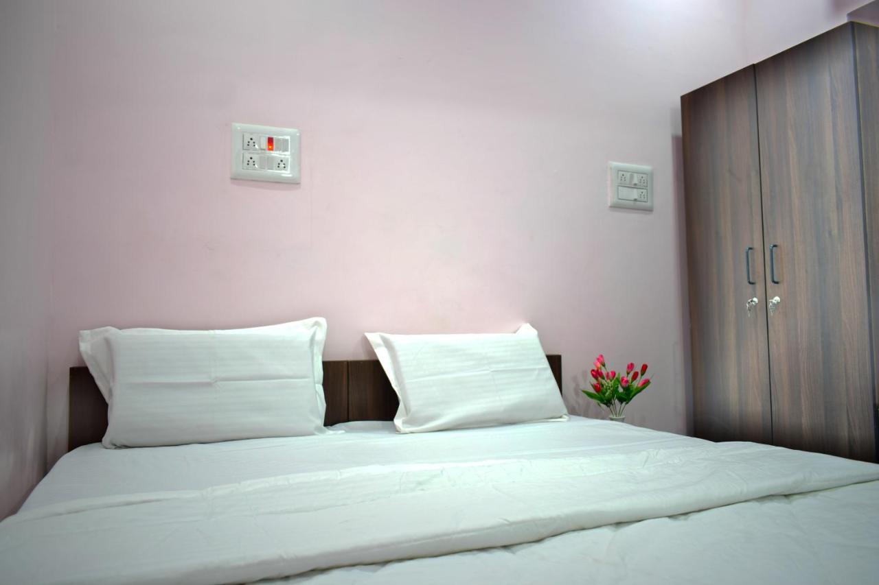 B R Hotel *