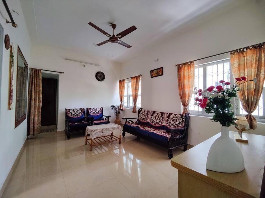 Comfy 2-bedroom House In Sanjaynagar, * Bangalore