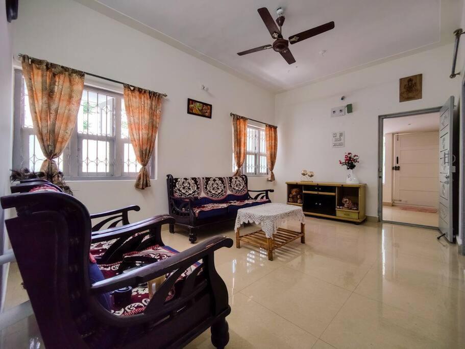 Comfy 2-bedroom House In Sanjaynagar, * Bangalore