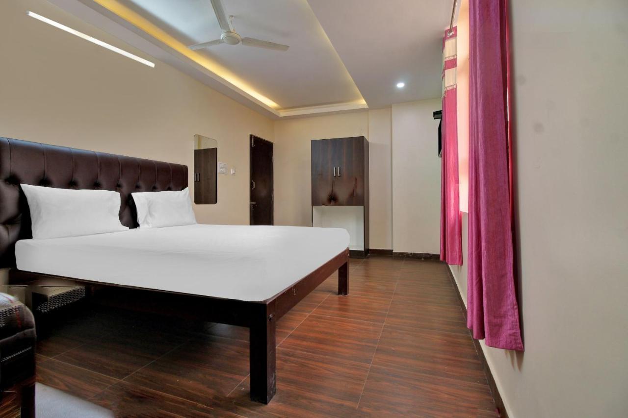 Oyo Flaghship 70376 I Care With Greenery Comforts Hotel