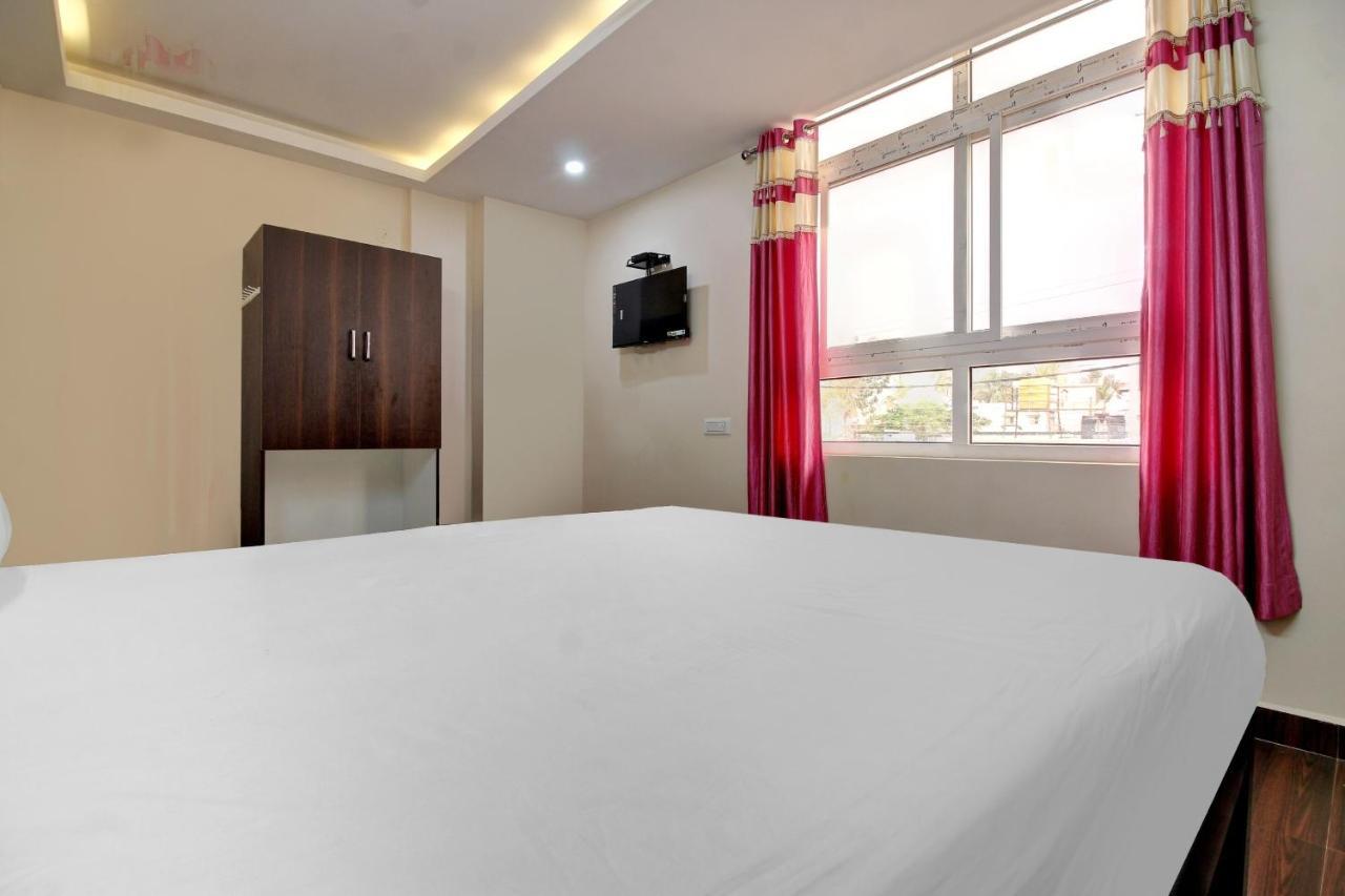 Oyo Flaghship 70376 I Care With Greenery Comforts Hotel 3*