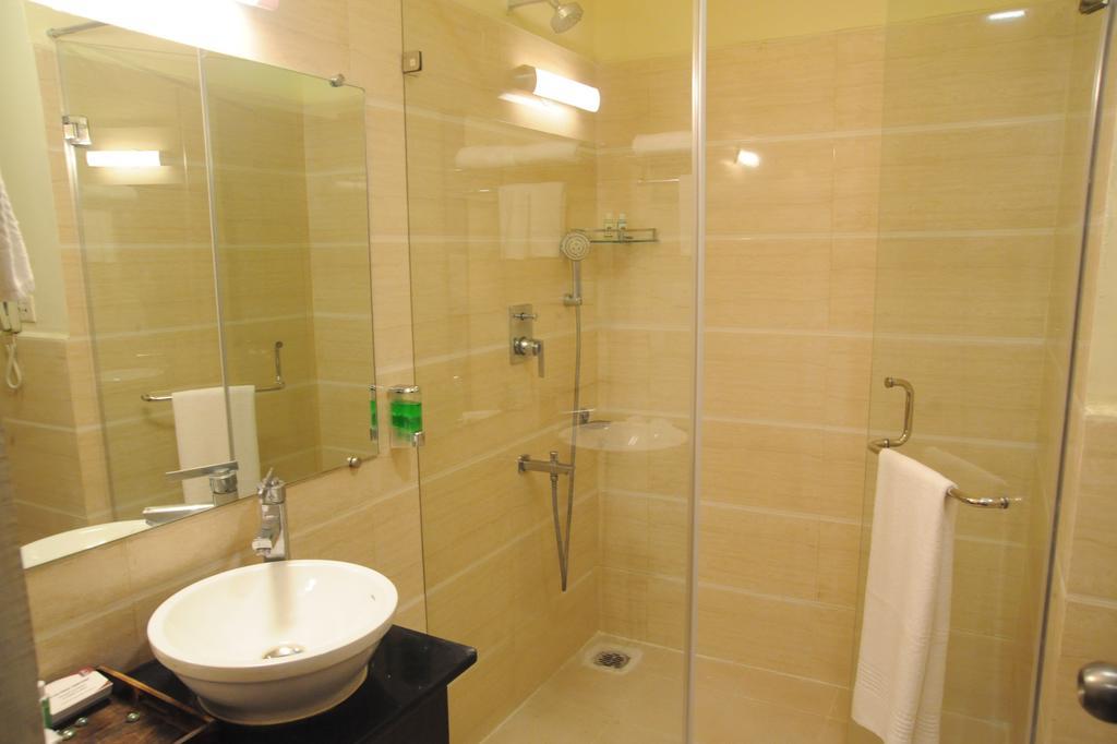Chris Whitefield 4* Bangalore