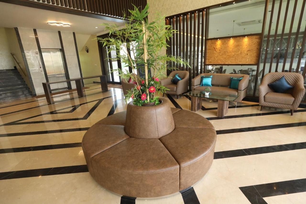 Vrr Astoria & Convention Center Resort *