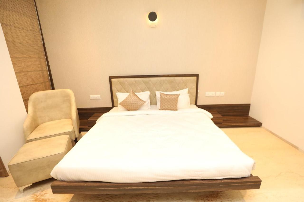Vrr Astoria & Convention Center *