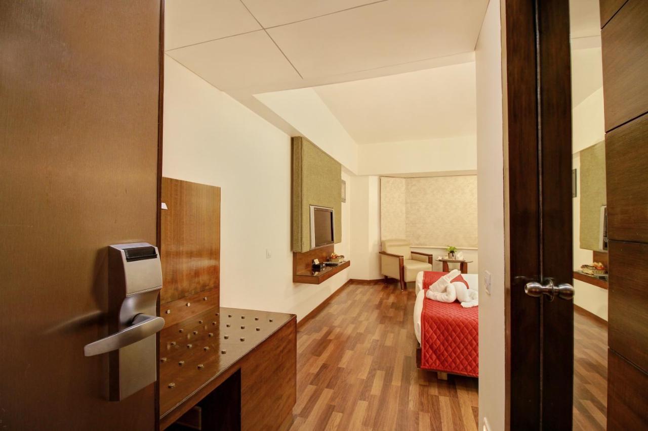 Monarch Luxur - Infantry Road Hotel Bangalore