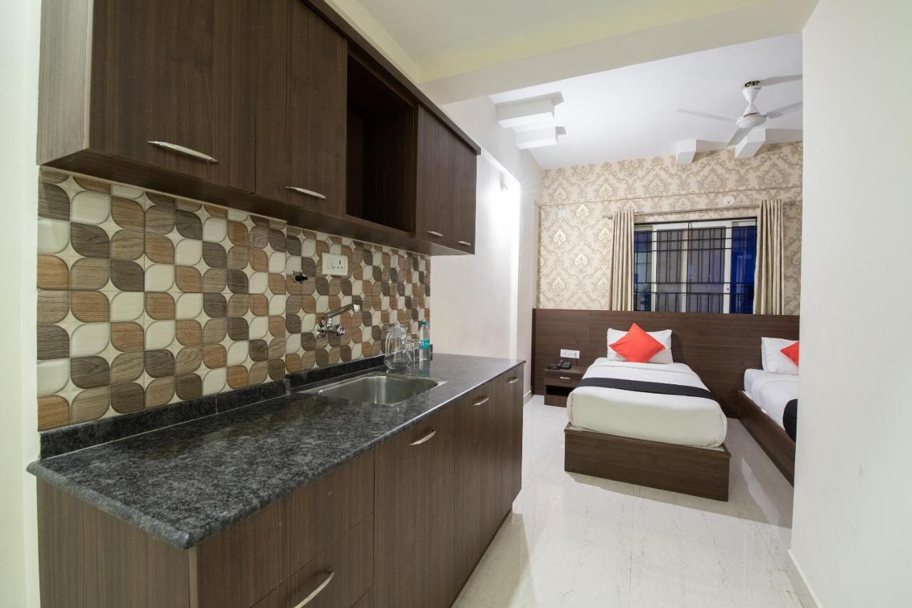 Capital O 9917 Sjr And Comforts Hotel