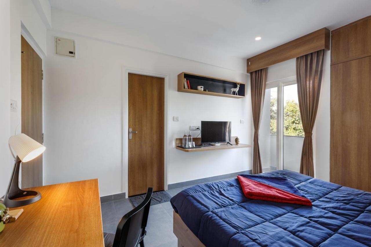 Hotel Awaits 357 *