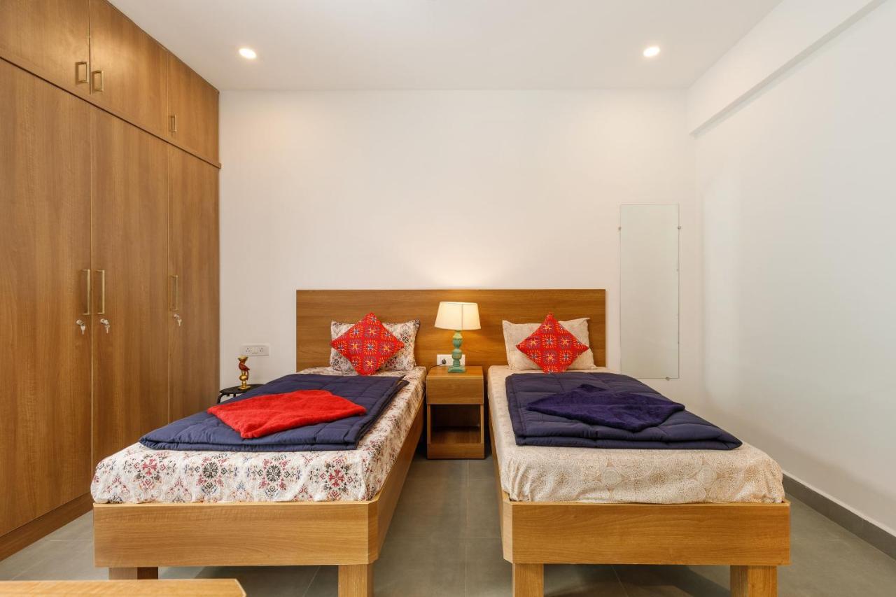Hotel Awaits 357 *