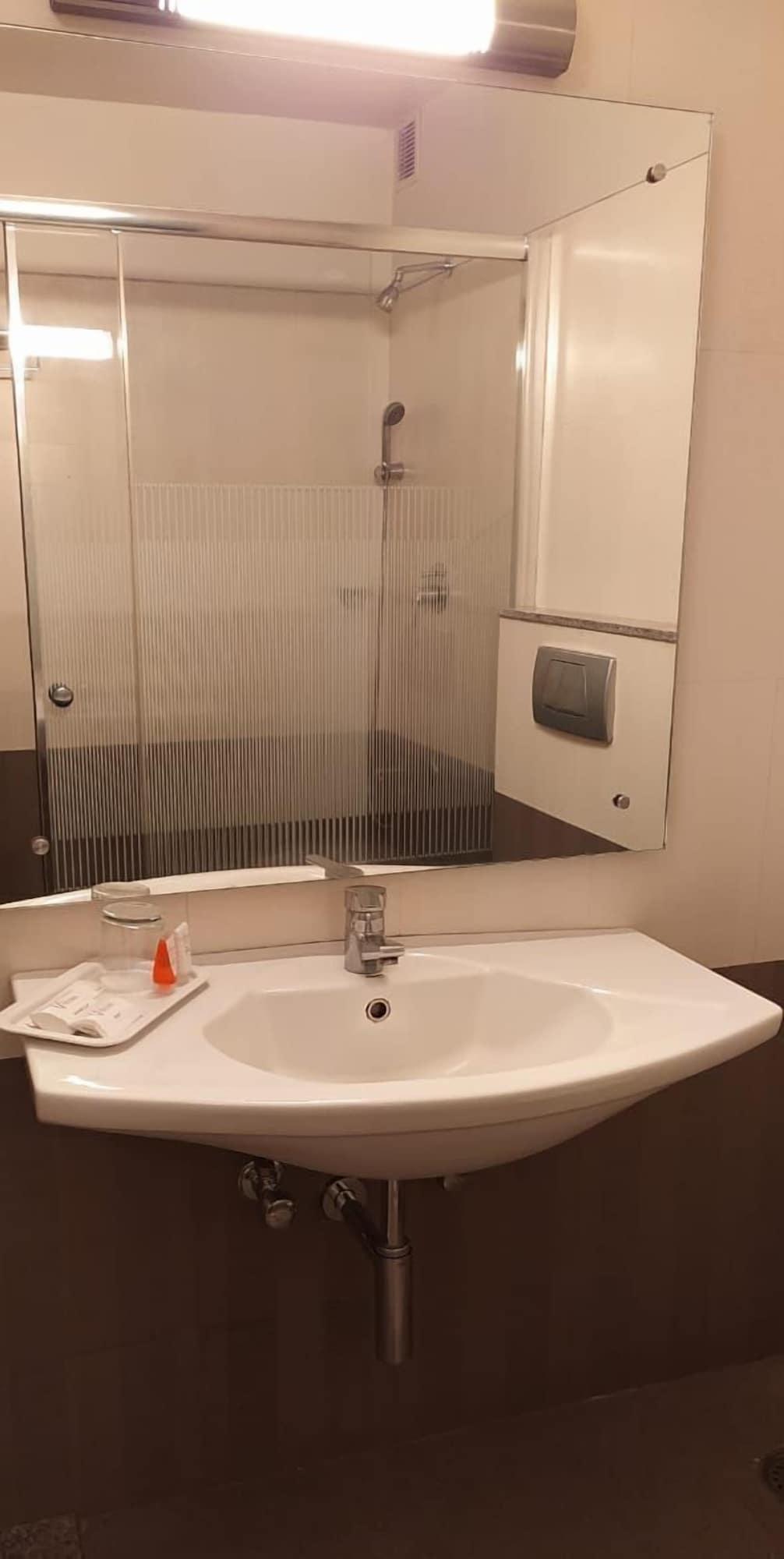 The Curzon Court Hotel 2*