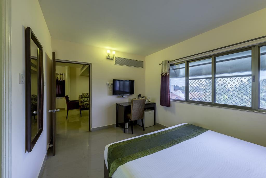 Treebo Crystal Castle Hotel 3*
