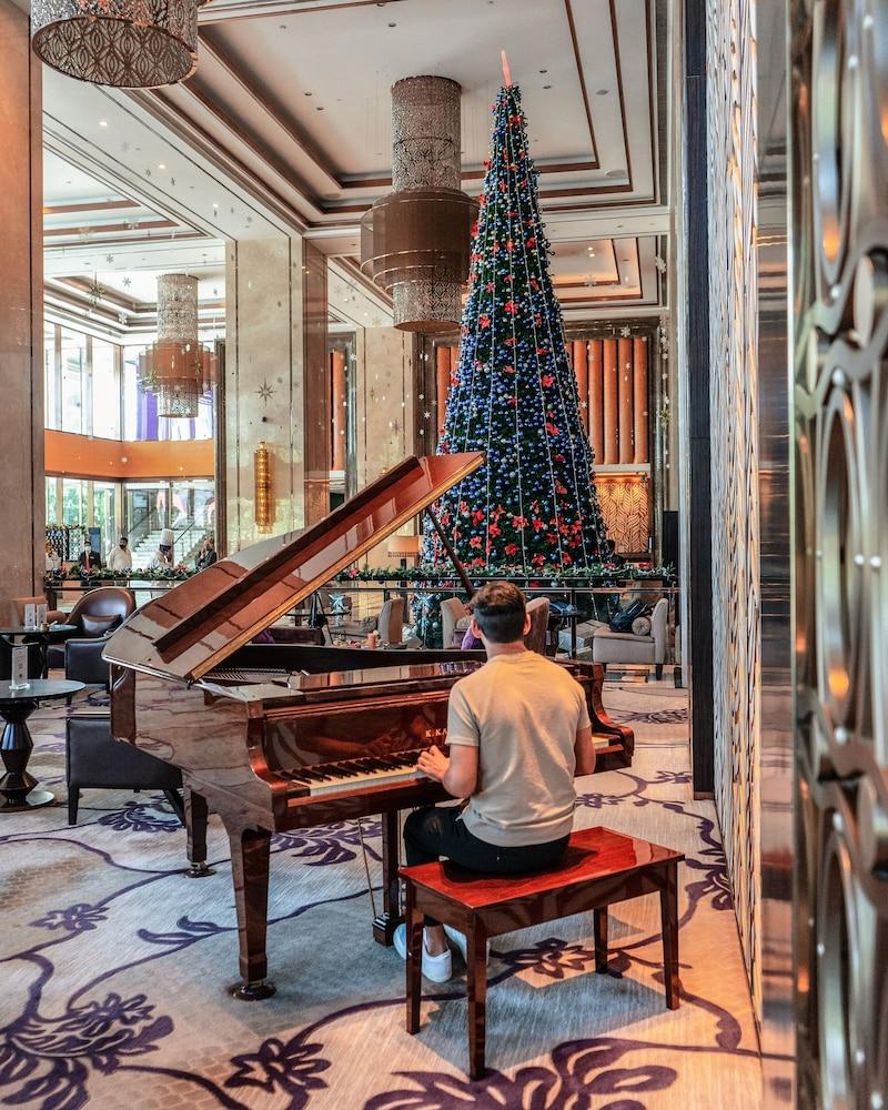 Shangri-la Hotel 5*