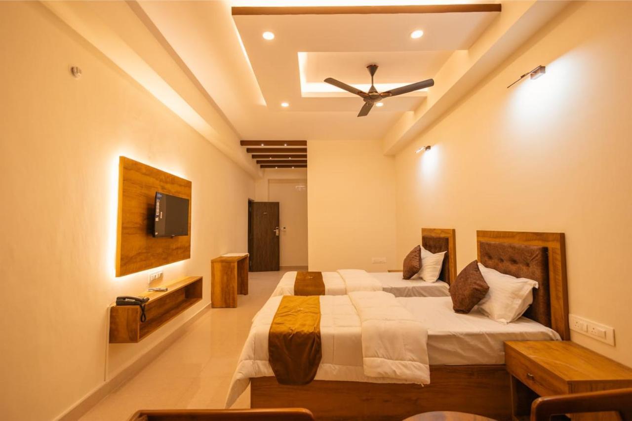 Uptown Hotel *