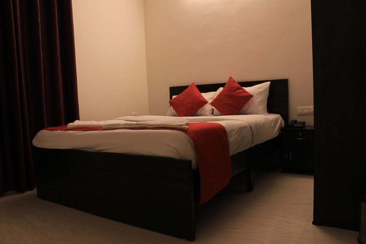 Lodge S M Residency