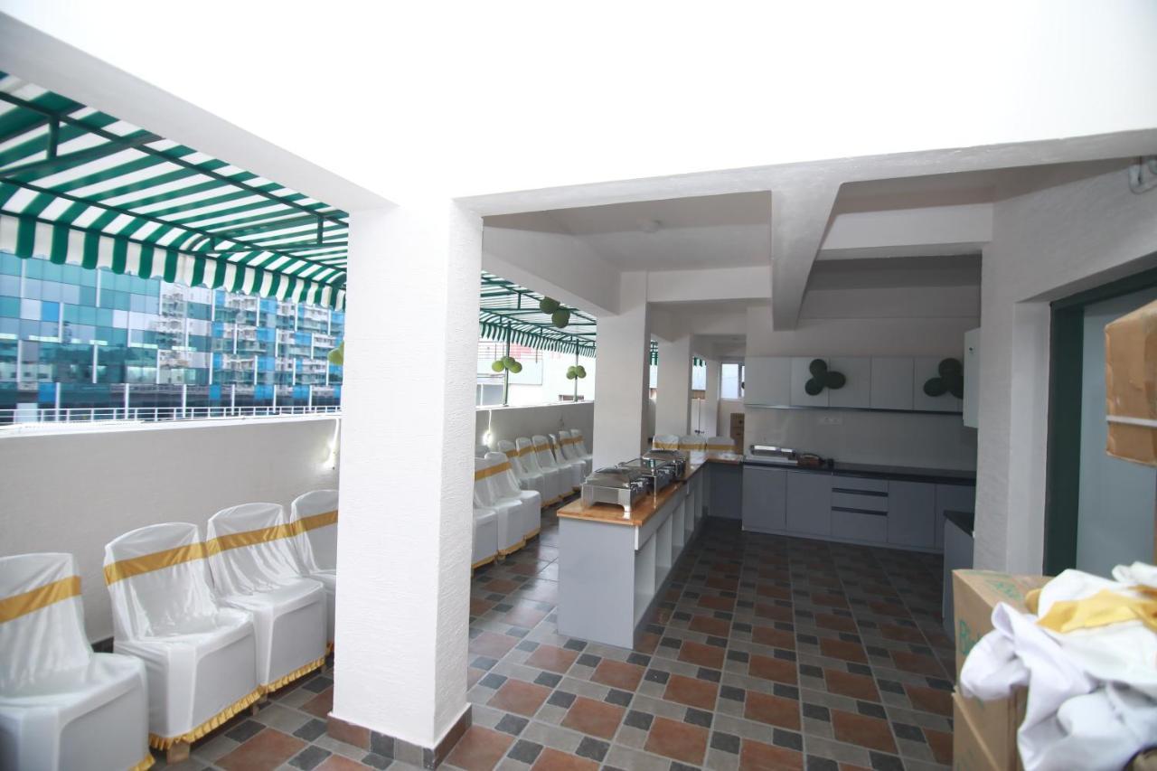 Royal Blooms Hotel *