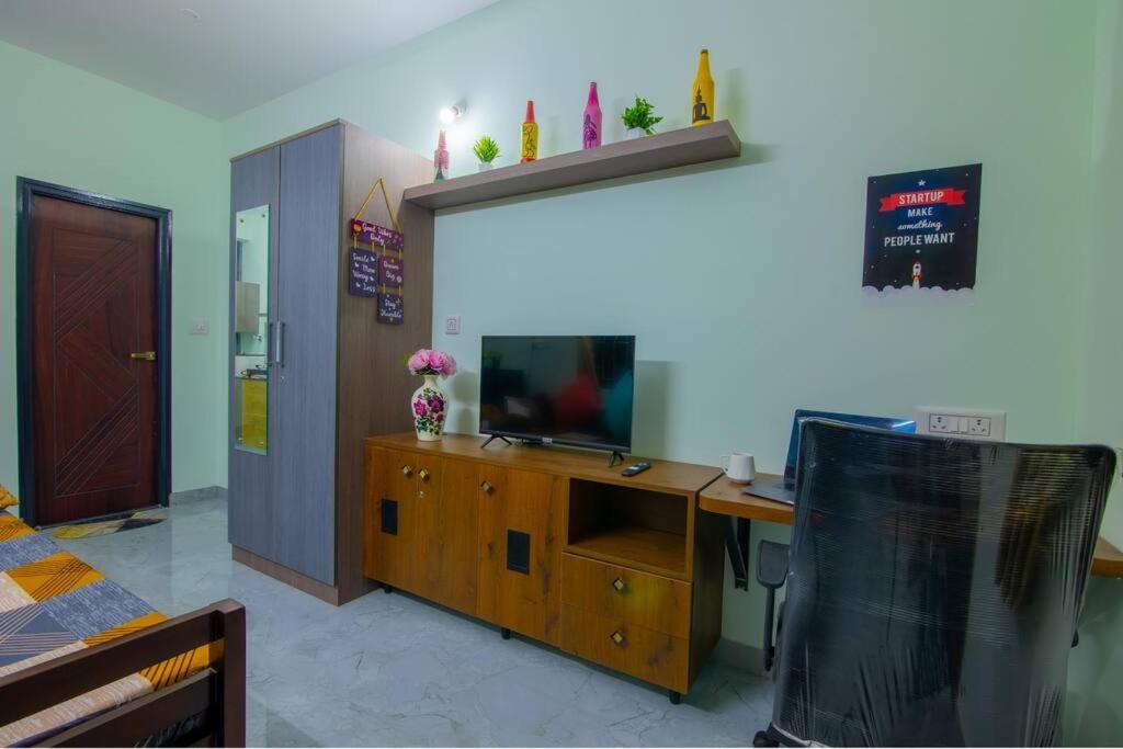 Awesome On 3rd Floor Apartment