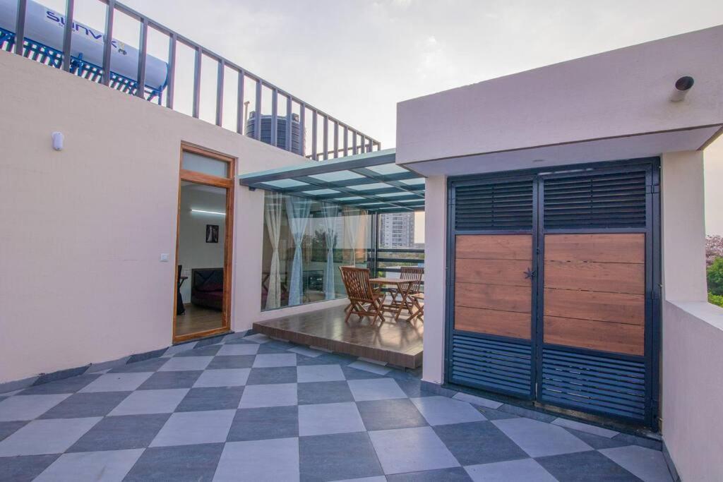 Awesome On 3rd Floor Apartment *