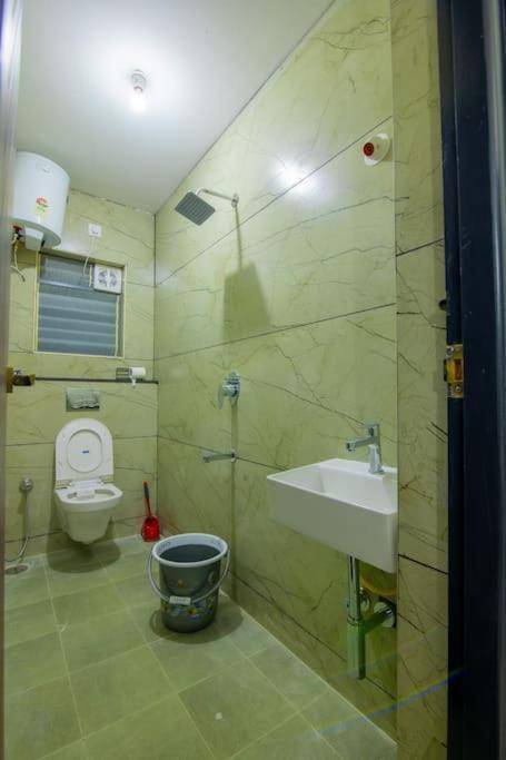 Awesome Unit In 2nd Floor Apartment *