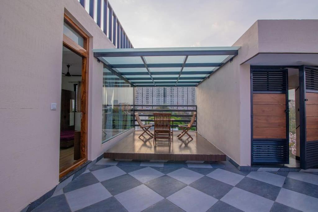 Awesome Unit In 2nd Floor Apartment *