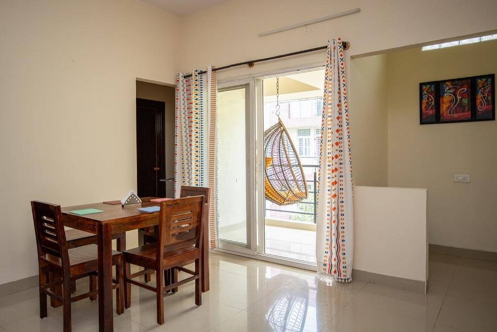 Apartment Contemporary With Balcony,