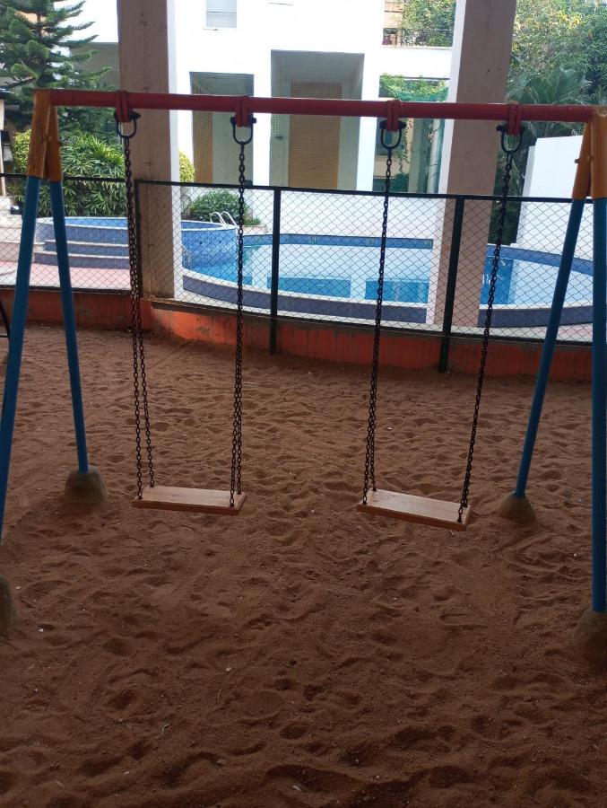 Homestay Amazistay Offers Luxury With Private Bathroom, Balcony & 55 Inch Tv & Shared Jacuzzi Paid Access, Book Lover, Near Ramaiah College Hospital *
