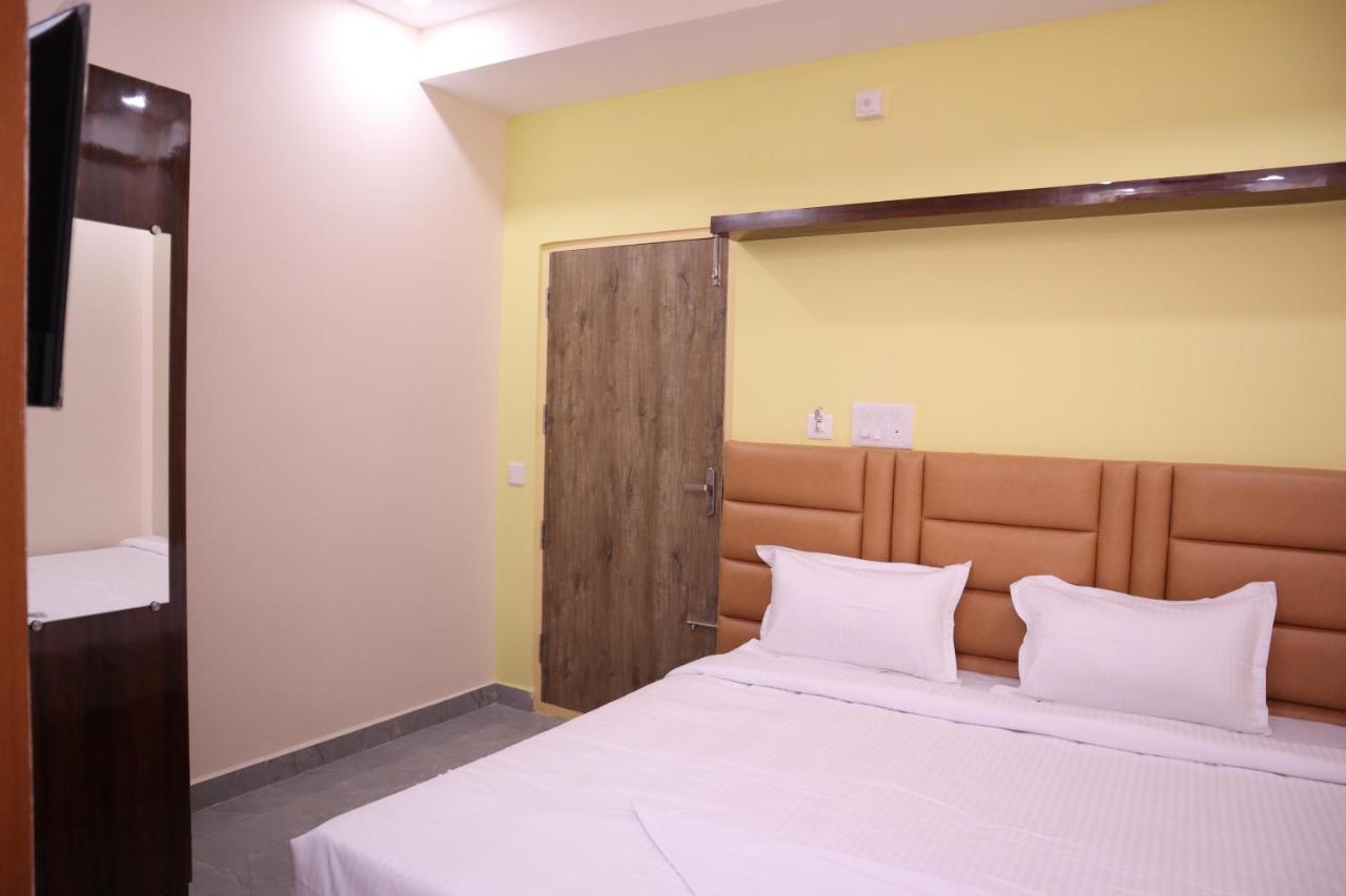 Smilestay Karanji Paradise Hotel