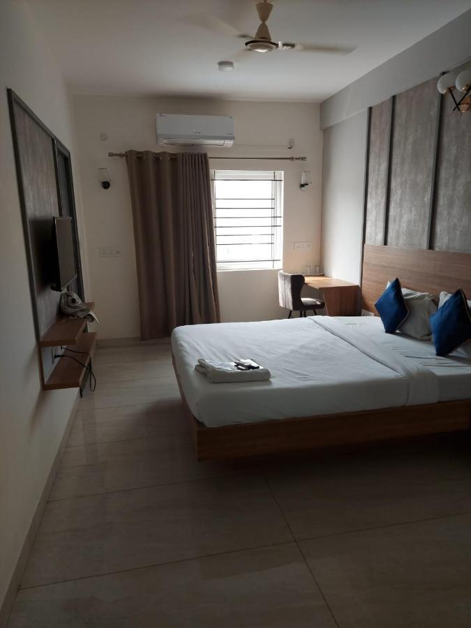 Elevar Ayanna Love hotel