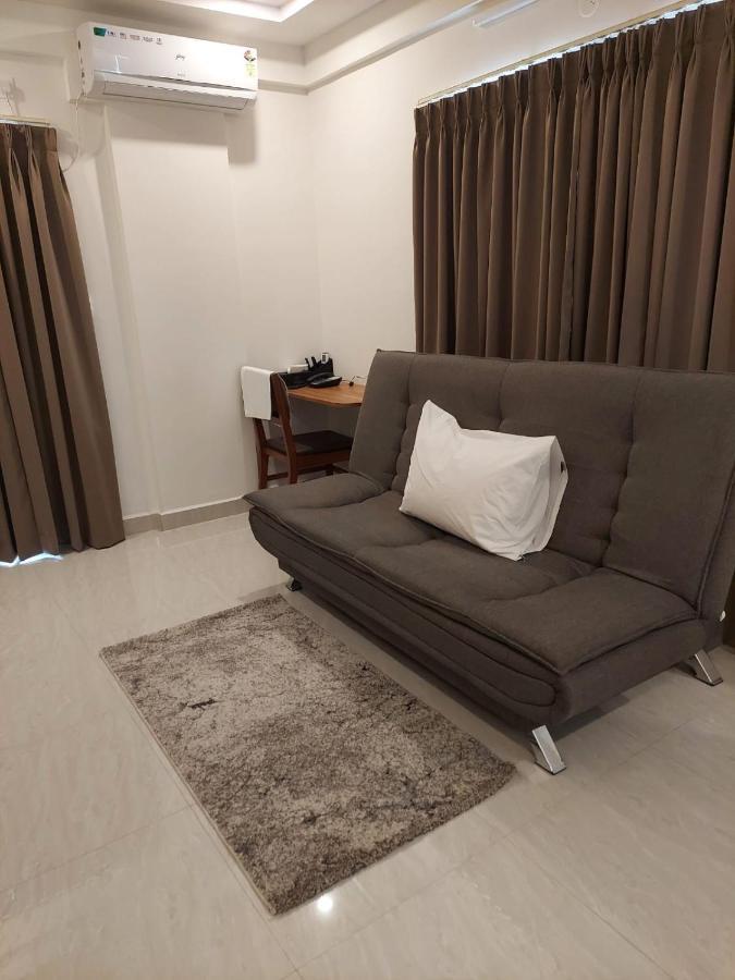 Elevar Ayanna Love hotel
