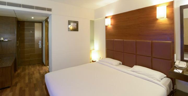 Monarch Luxur - Infantry Road Hotel 4*