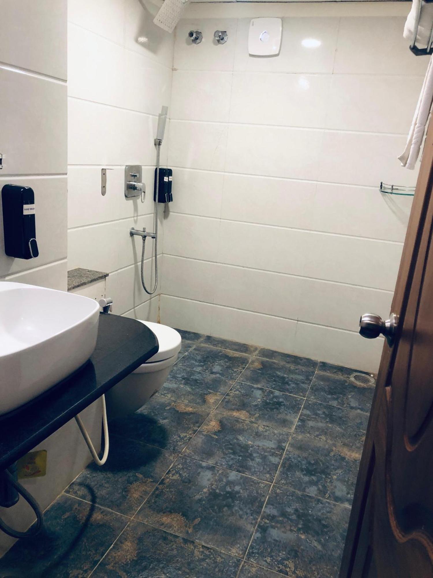 Astra & - Kadubeesanahalli ,opposite Oracle And Jp Morgan, Marathahalli Outer Ring Road 3*