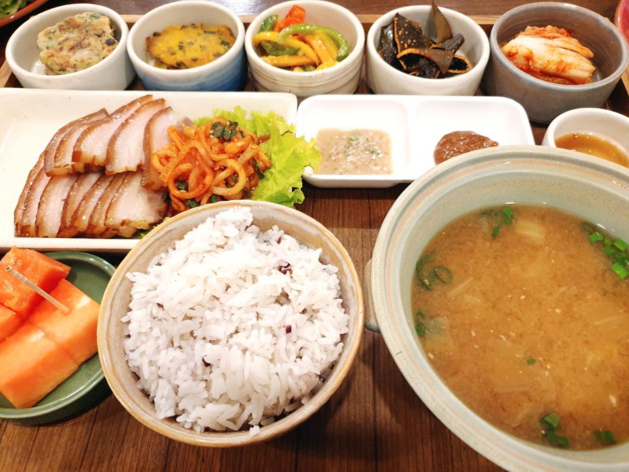 Lotus Korean Hotel 3*