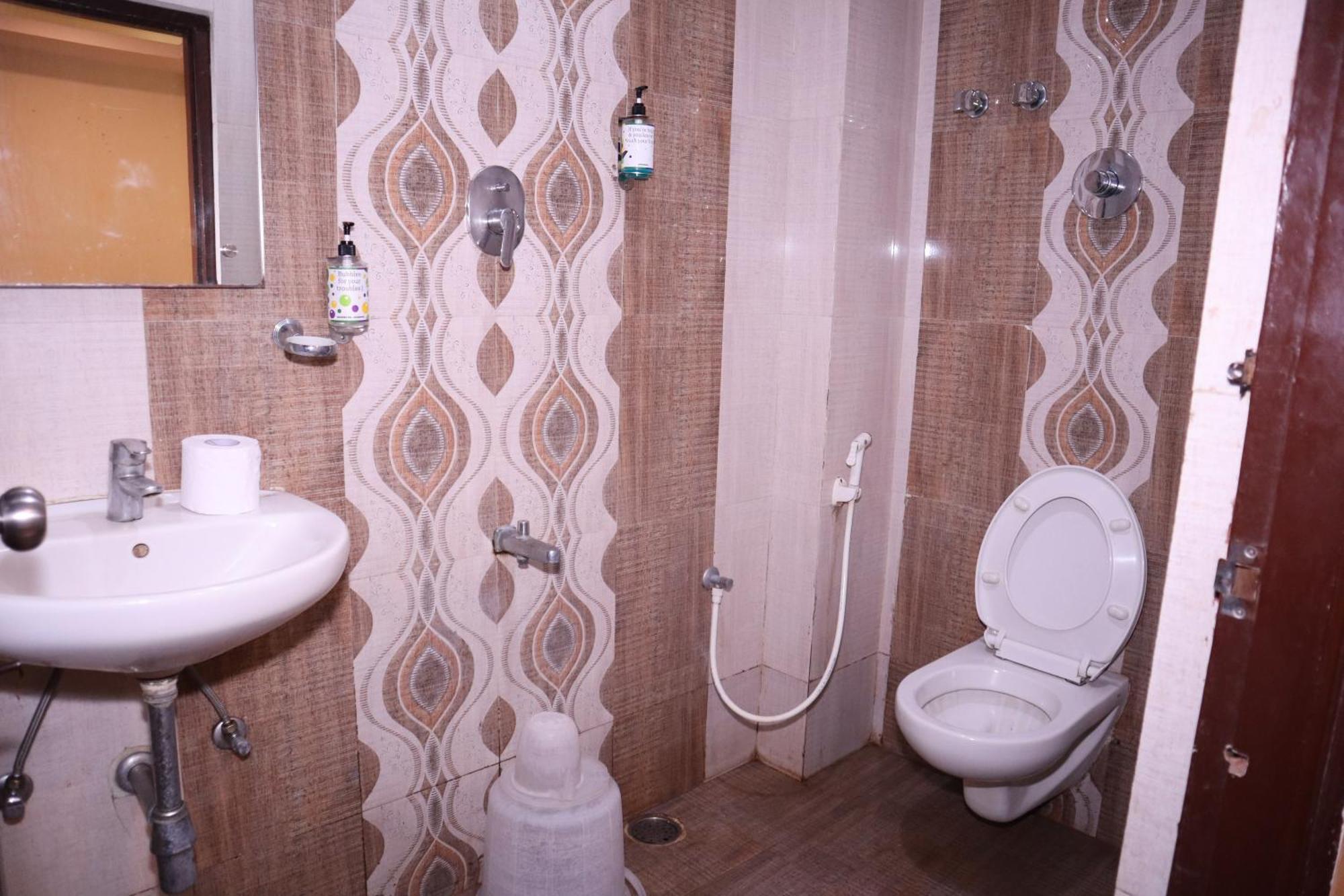 Millennium Plaza Hotel 2*