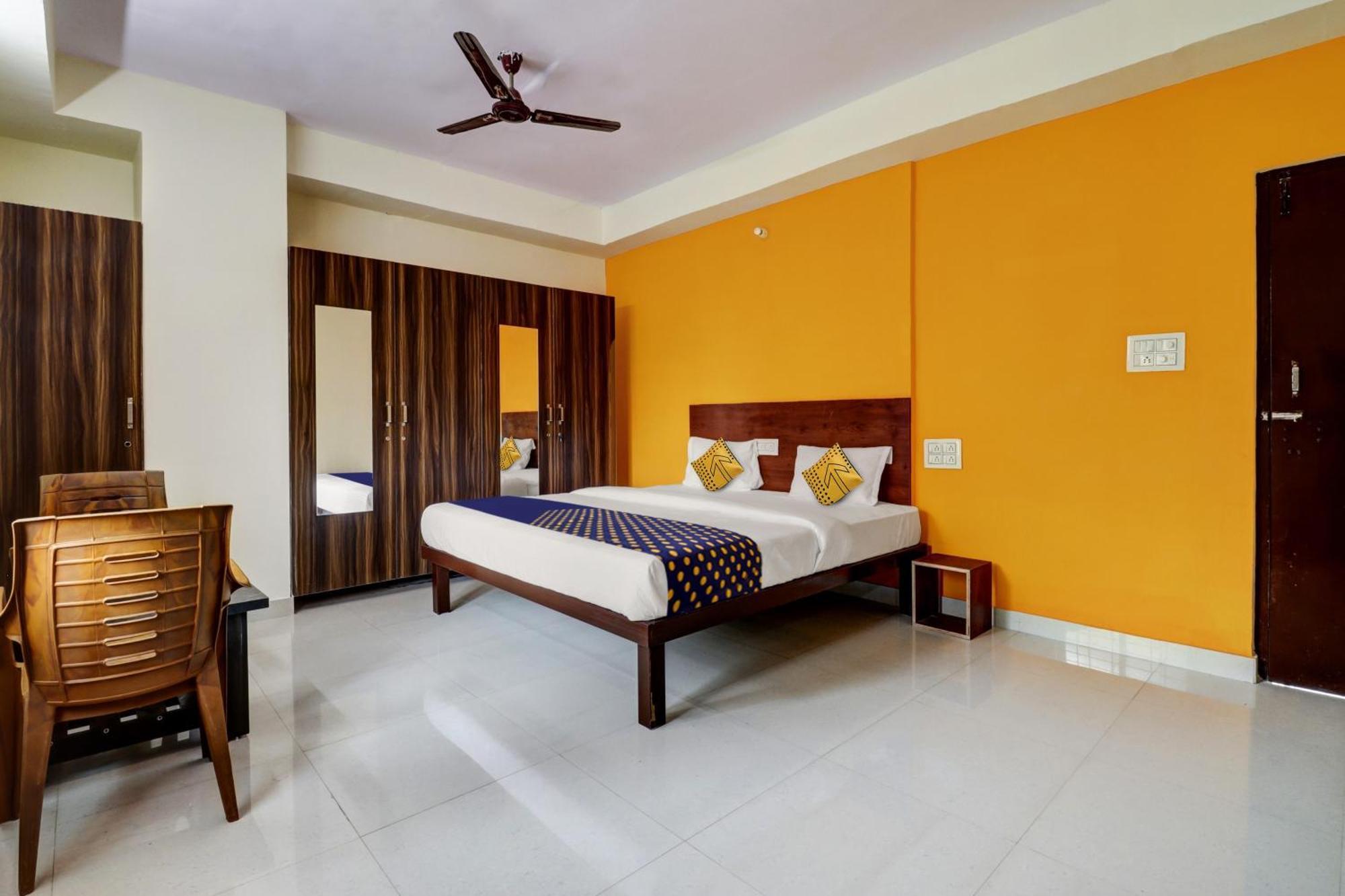 Spot On Aaradhya Hotel 2*