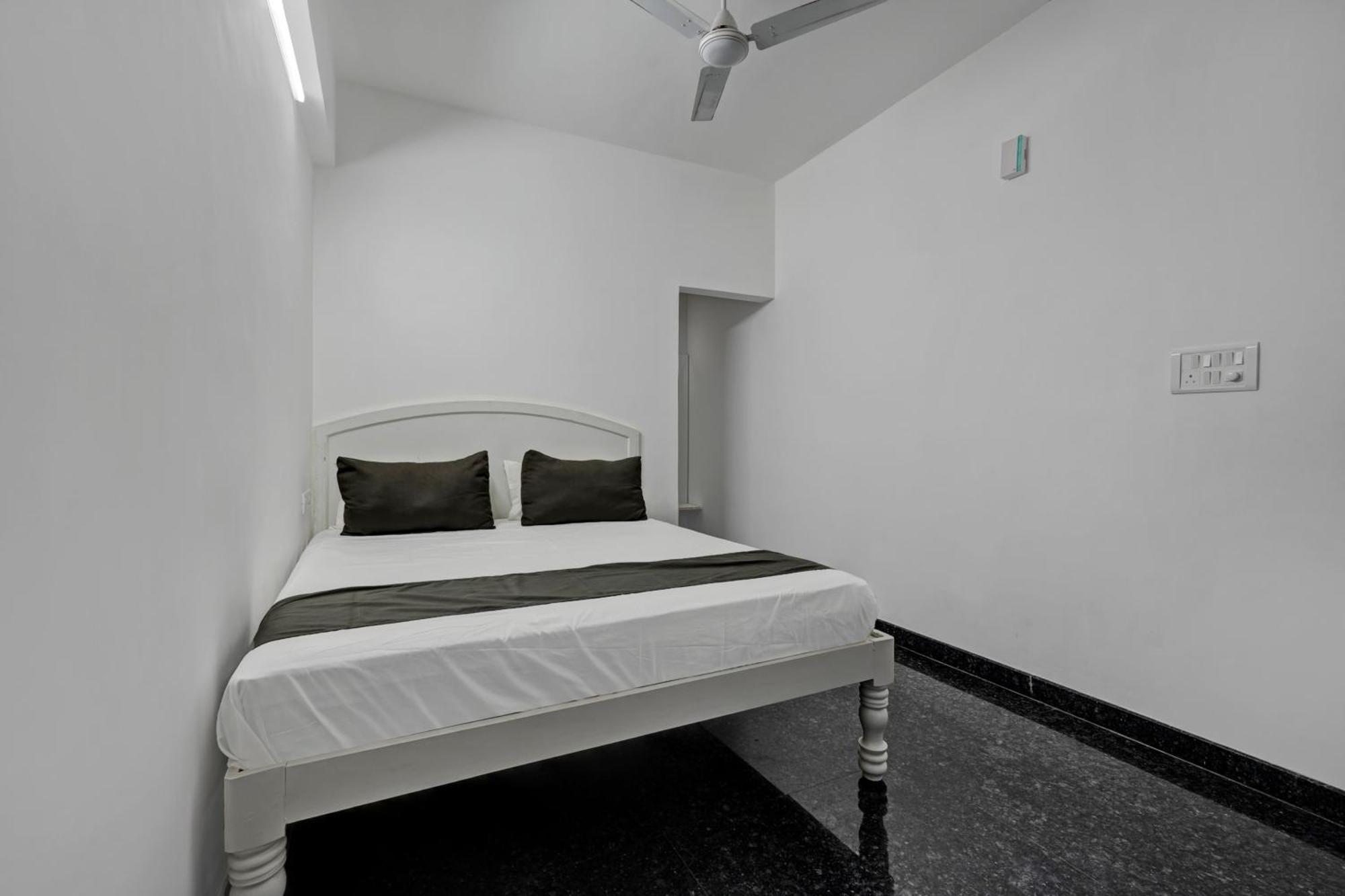 Oyo Poornima Mahal Hotel