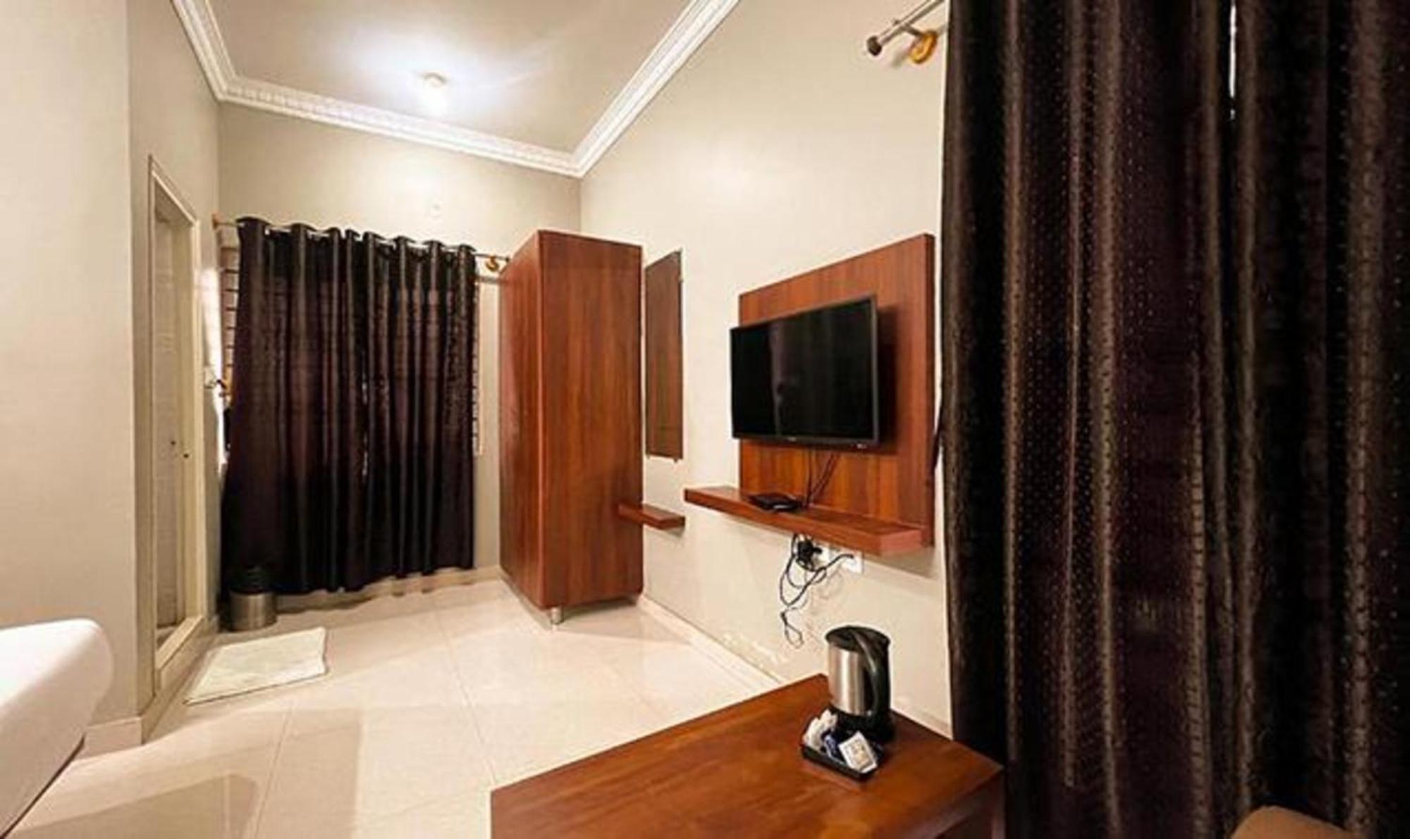 Fabhotel Gateway Suites 3*