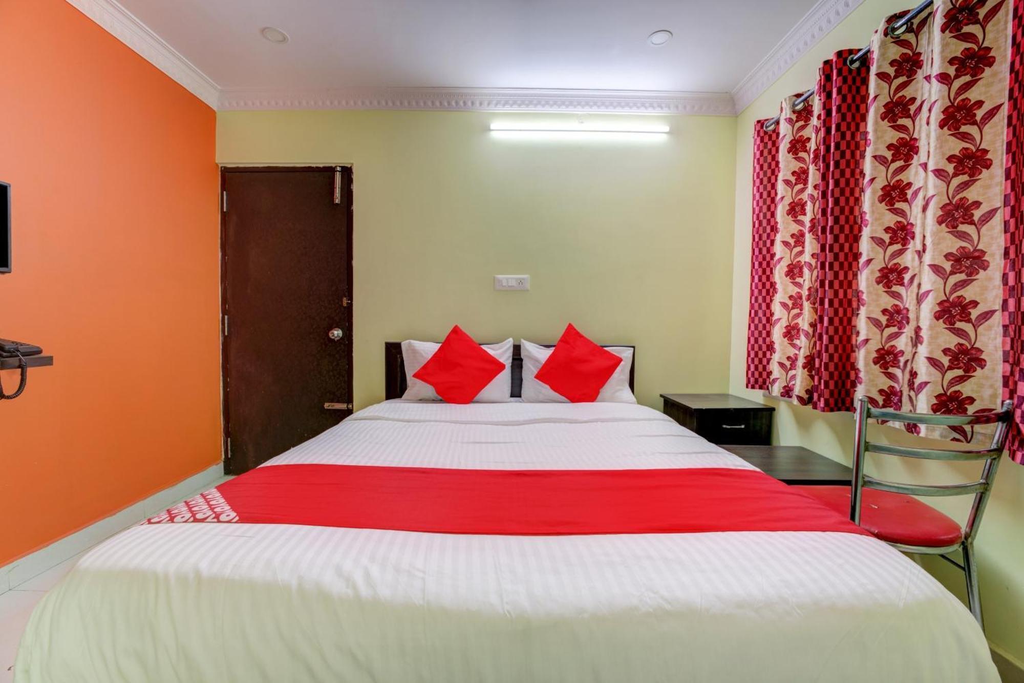Oyo Flagship 76521 Manan Paradise Hotel 3*