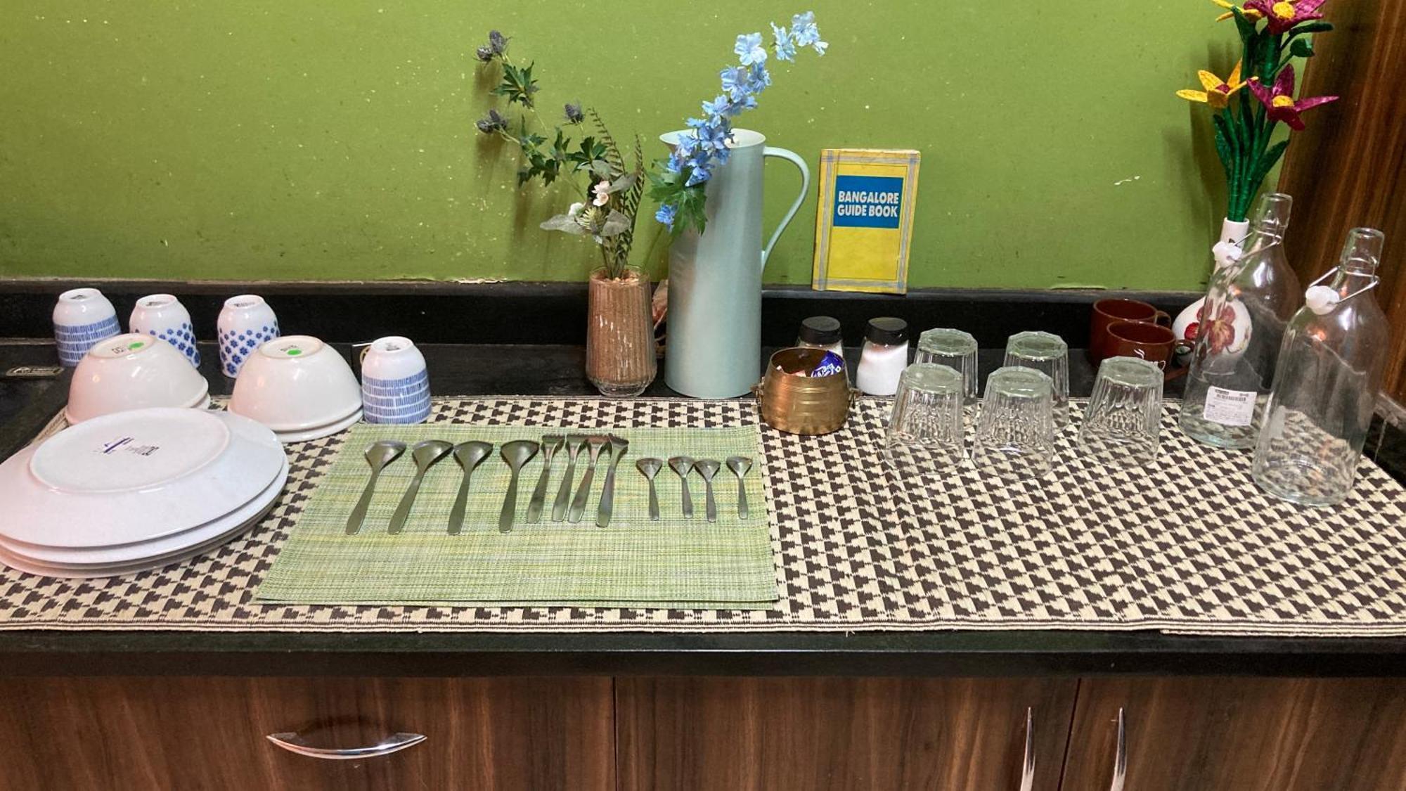 Homestay Amazistay Offers Luxury With Private Bathroom, Balcony & 55 Inch Tv & Shared Jacuzzi Paid Access, Book Lover, Near Ramaiah College Hospital Bangalore