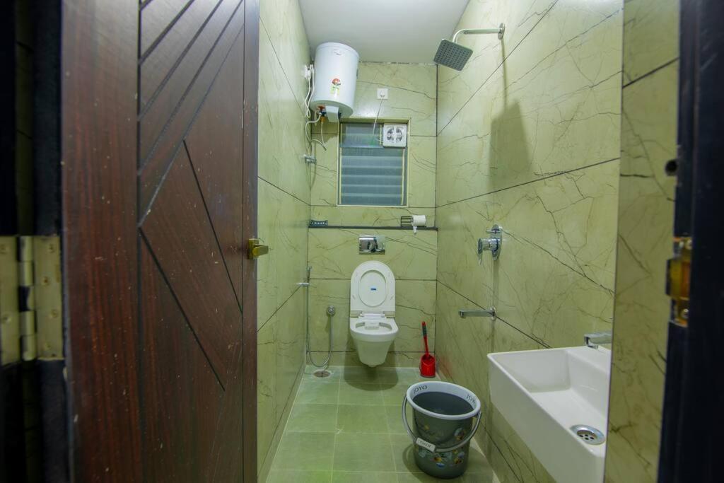 Awesome On 3rd Floor Apartment