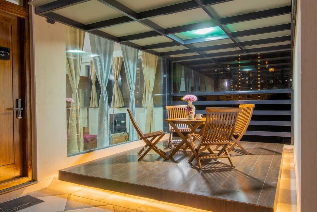 Awesome On 3rd Floor Apartment *