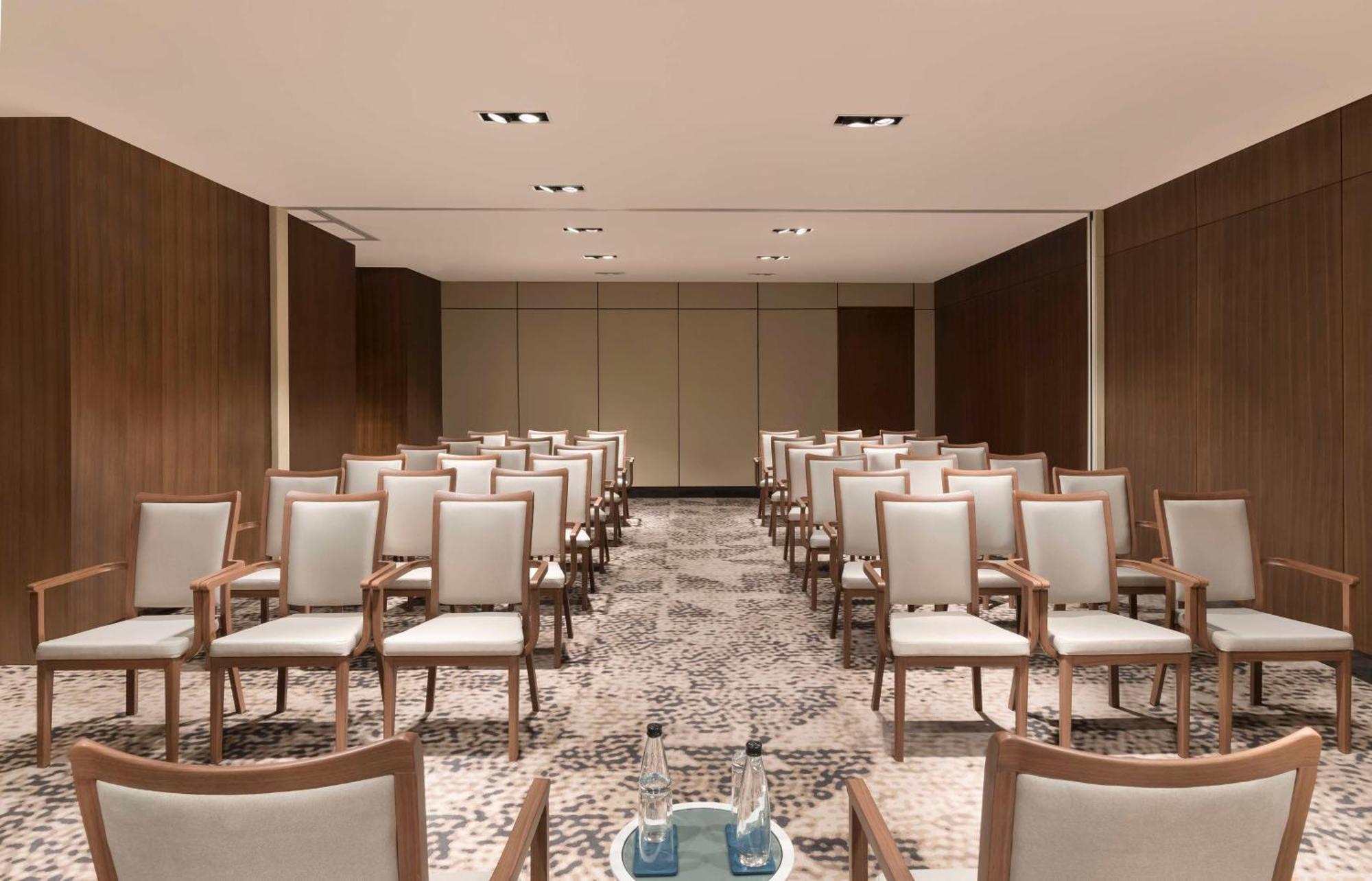 Hilton Embassy Manyata Business Park Hotel 5*