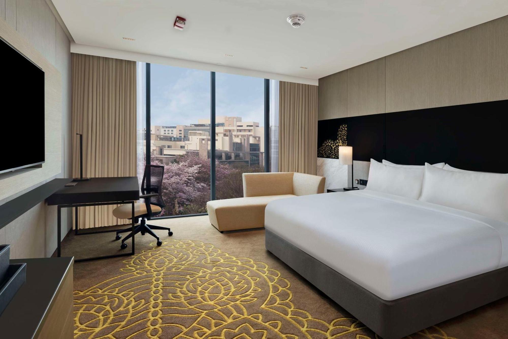 Hilton Embassy Manyata Business Park 5*