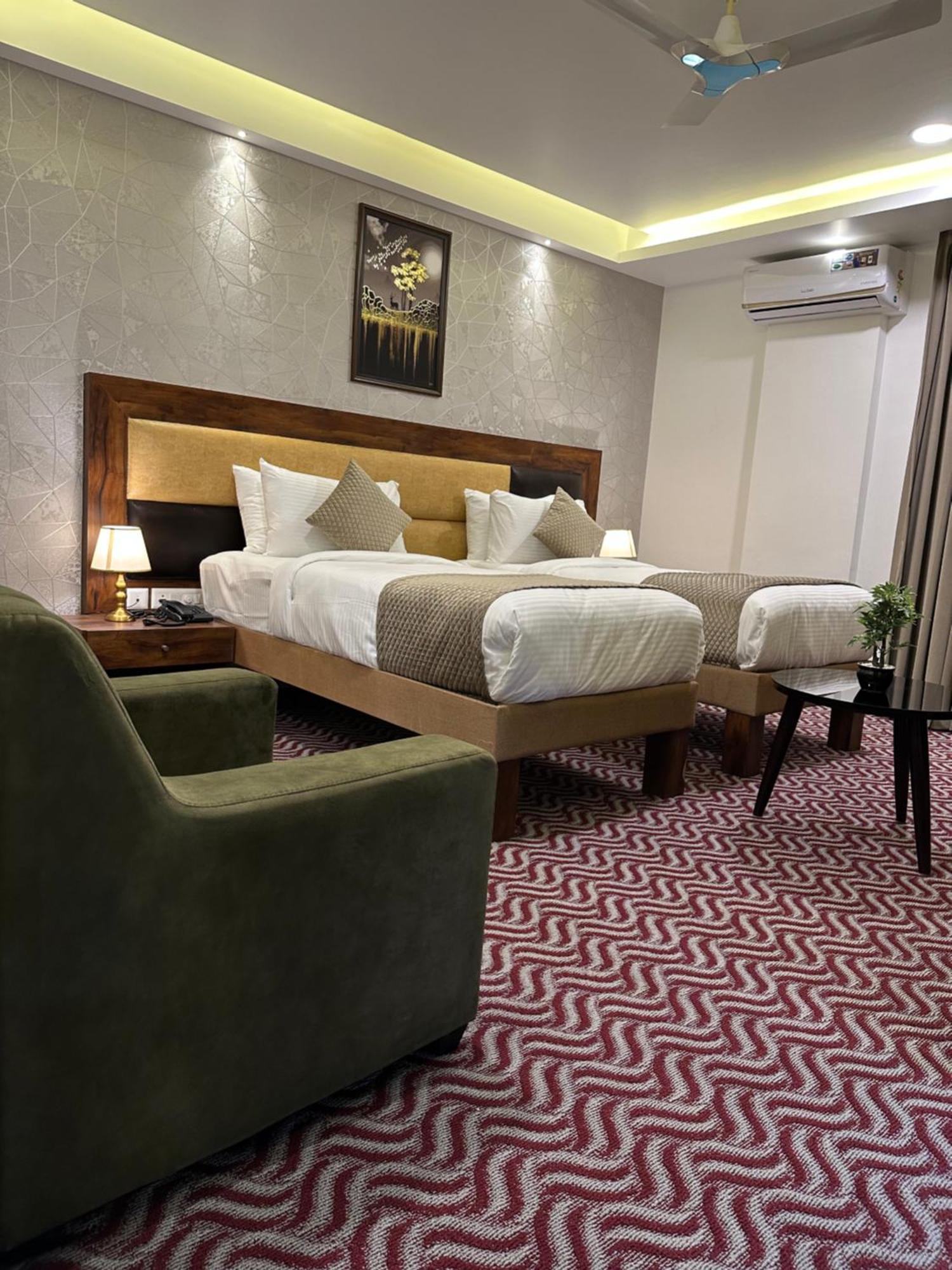 Royal Ace Luxur Hotel 4*