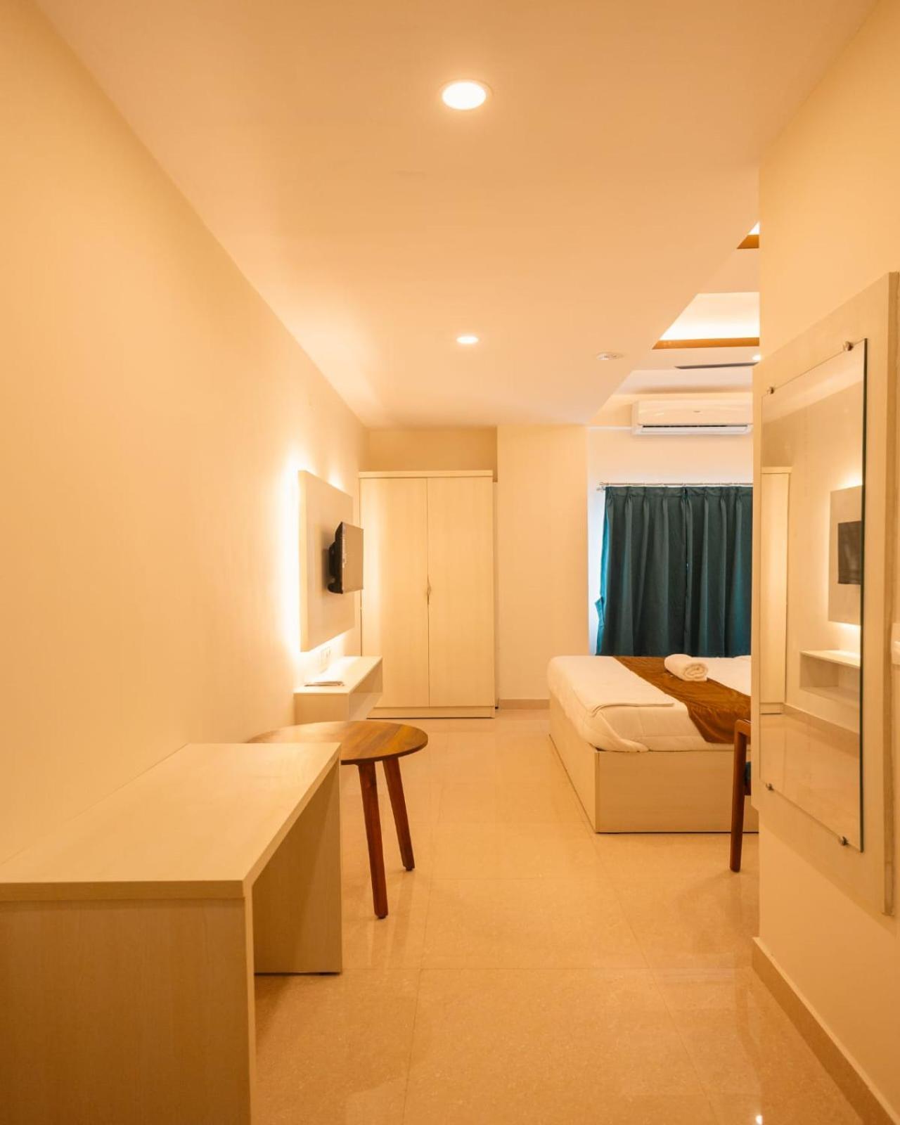 Uptown Hotel *