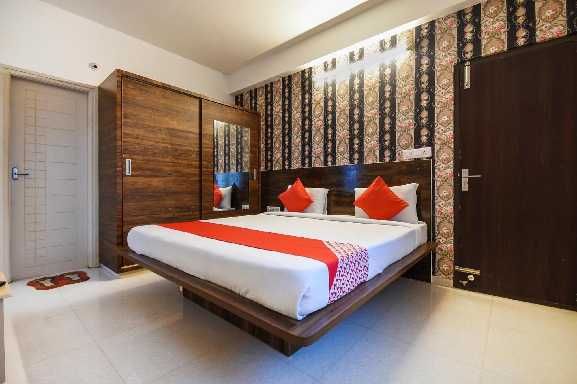 Hotel Oyo Flagship 65924 Balaji Luxury Bangalore