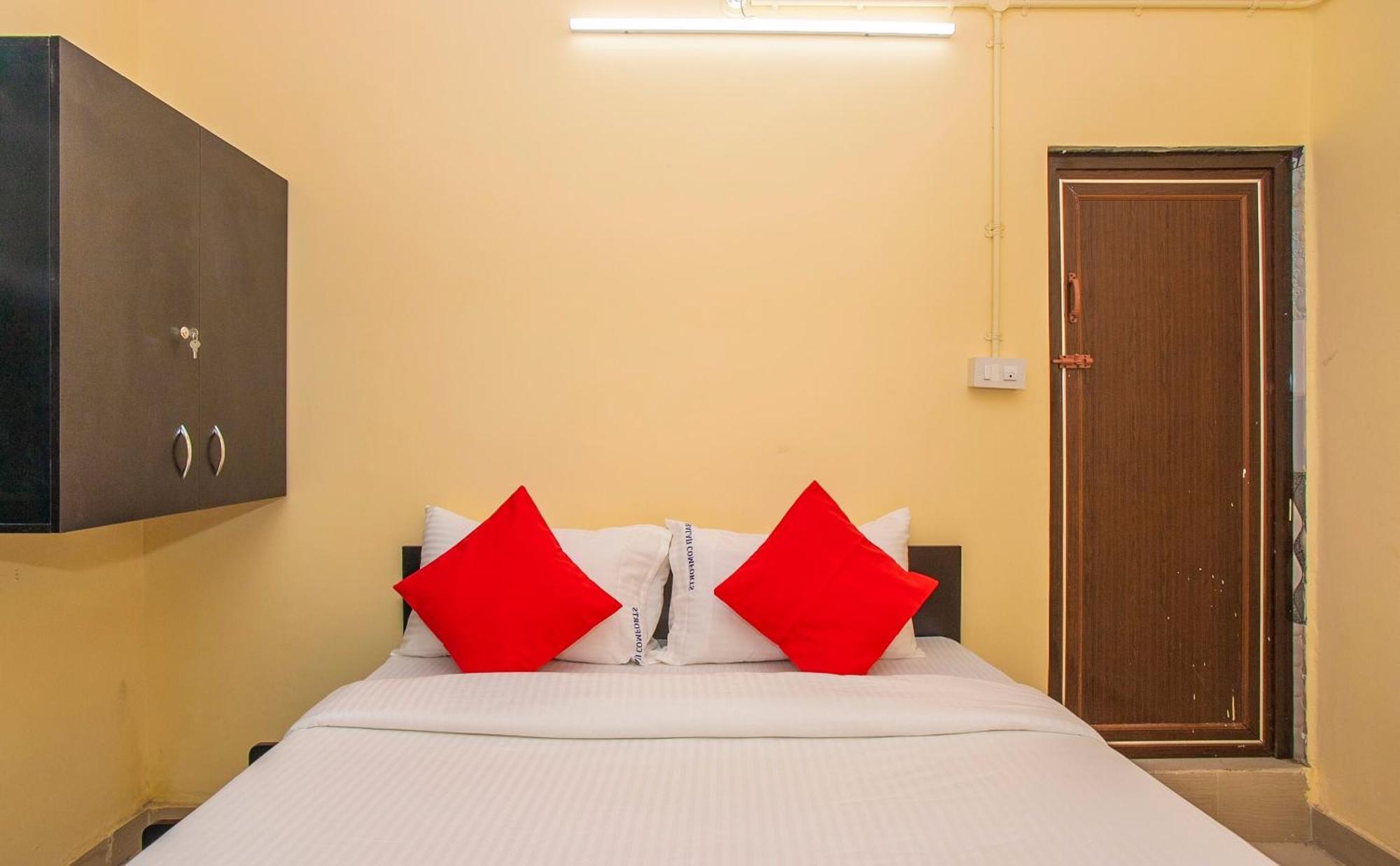 O Sri Hari Premium Comforts Near Sandhya Digital K Theatre Hotel 4*