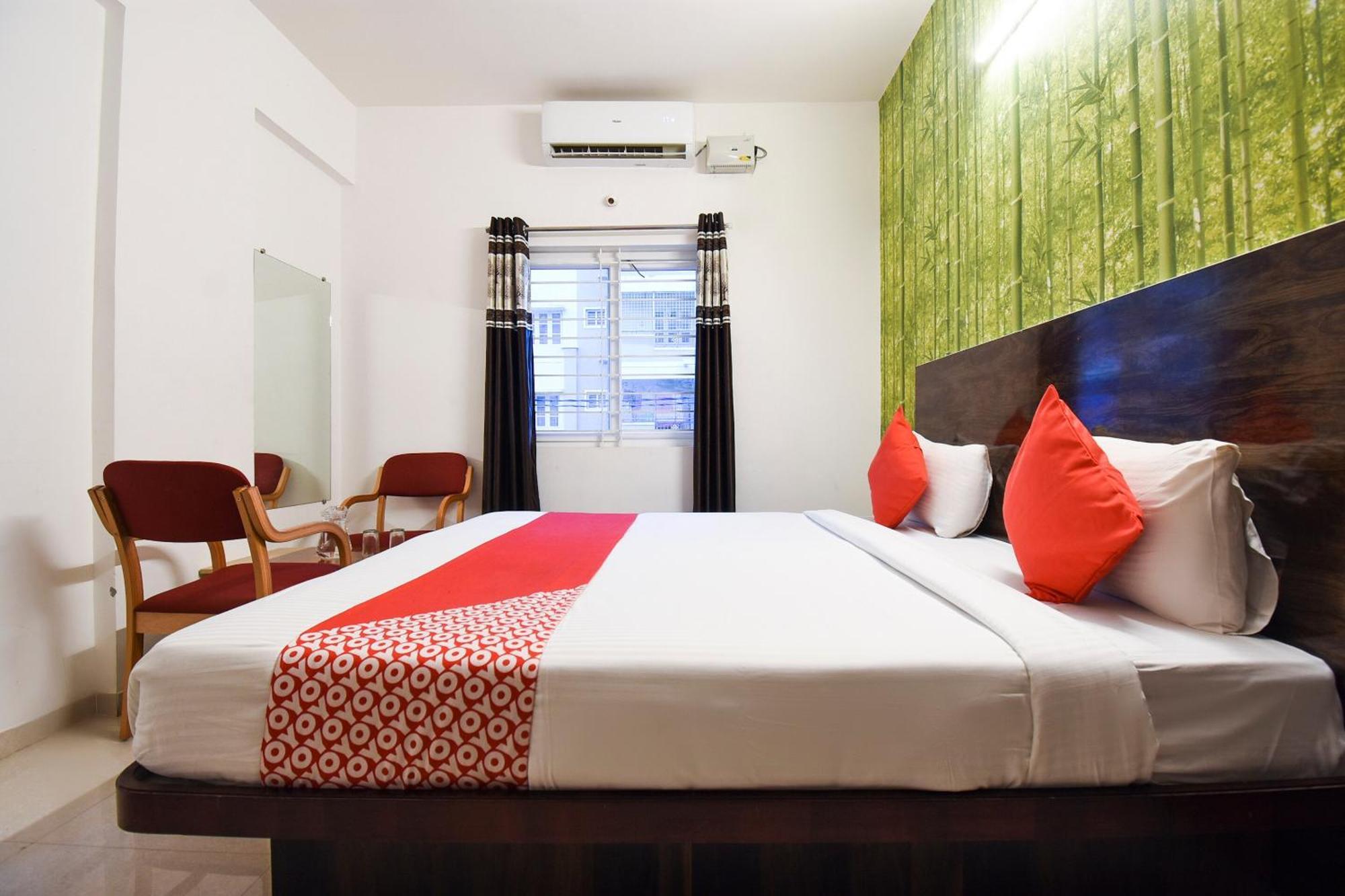 Oyo Flagship 65924 Balaji Luxury Hotel 3*